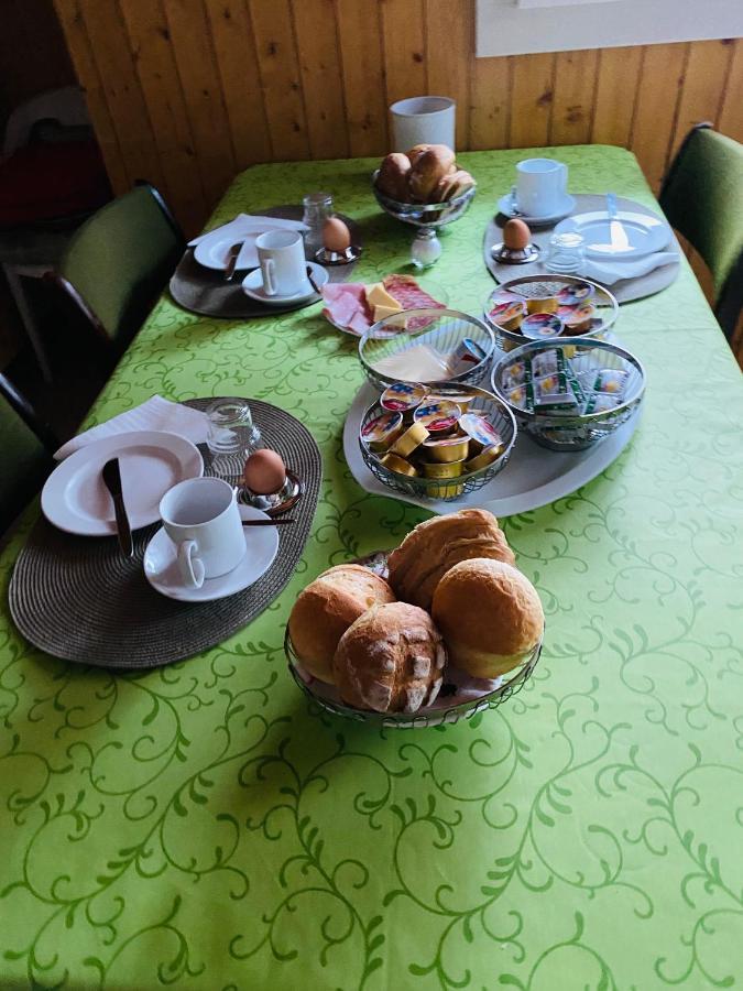 Privatzimmer / Bed & Breakfast Andermatt Esterno foto