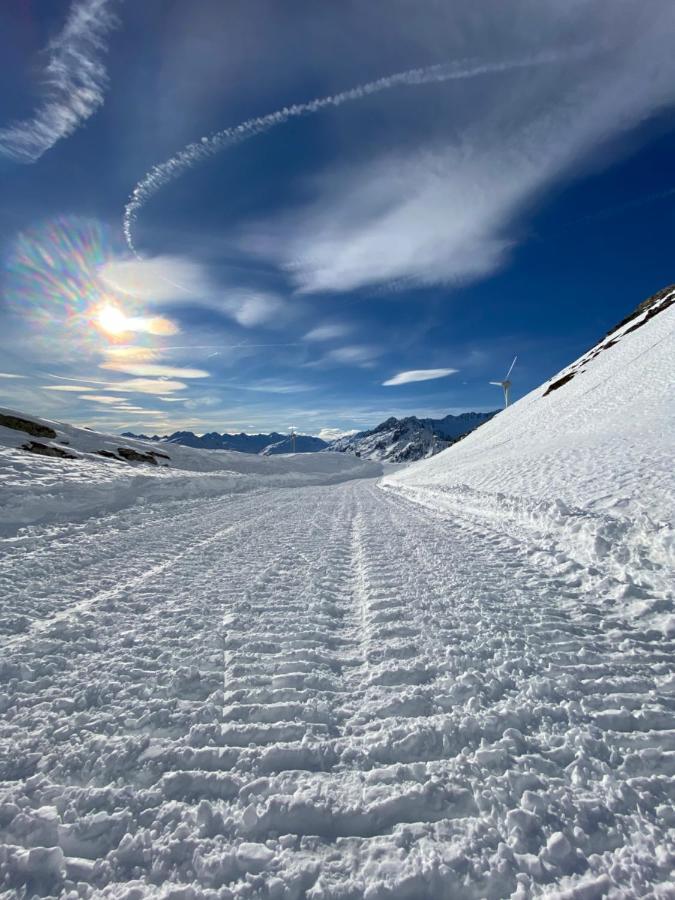 Privatzimmer / Bed & Breakfast Andermatt Esterno foto